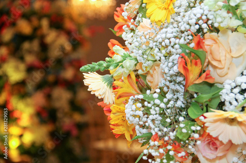 Arranjo florais coloridos. Fundo. Flores diversas © Hilario Junior