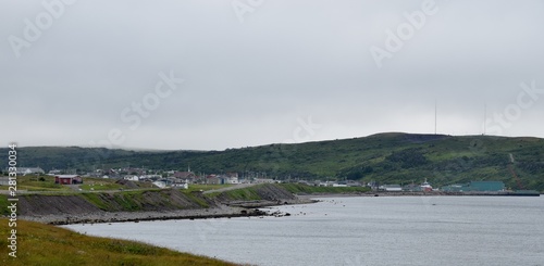 Foto view across the bay towards the town of Fortune, the Saint Pierre Ferry in the b