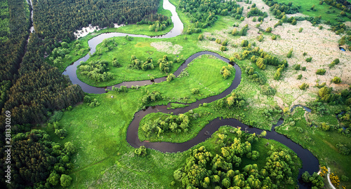 Krajobraz z lotu ptaka - rwąca rzeka latem