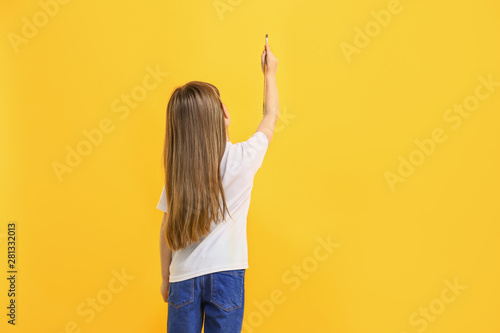 Little girl painting on col...