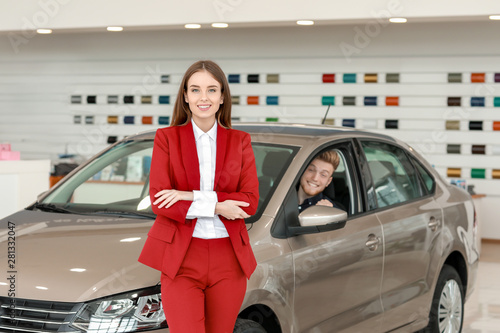 Saleswoman with buyer in mo...