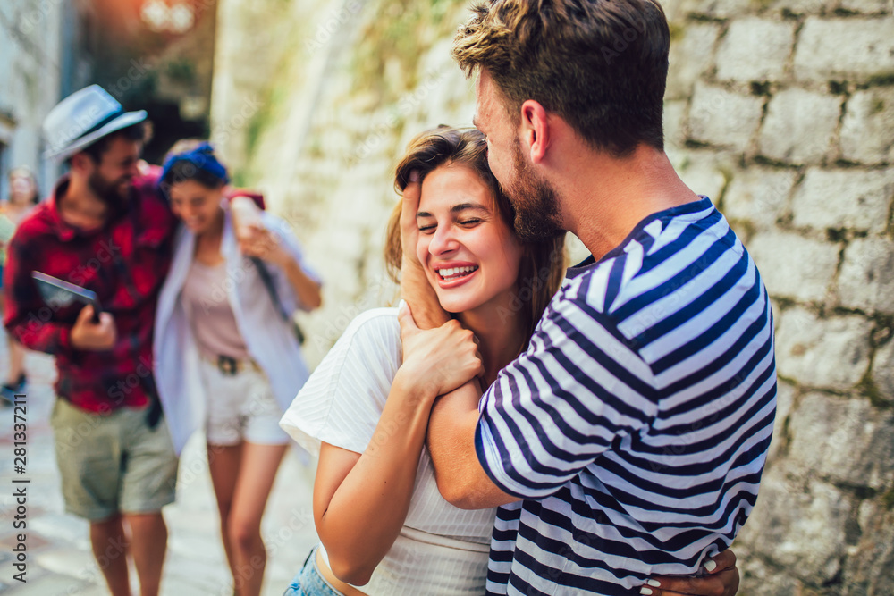Naklejka premium Happy group of tourists traveling and sightseeing together
