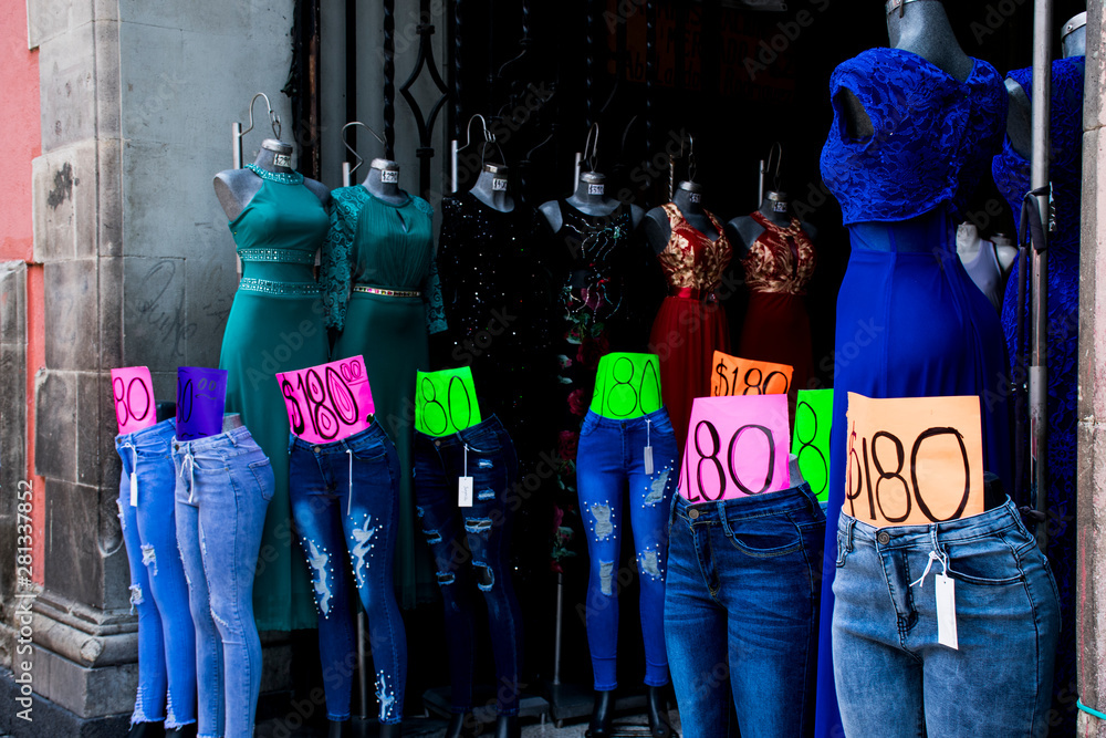 Fotografia do Stock: Maniquíes con ropa de mujer en venta, en mercados de  la Ciudad de México, como comercio informal | Adobe Stock