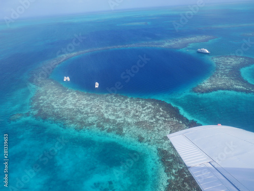 Belize Great Blue Hole Lighthouse Reef Atoll Doline Karibik Riff Karibisches Meer Mittelamerika Großes Blaues  Loch  Tauchen Rundflug  Tauchgebiet Top10 Korallenriff Korallen Weltnaturerbe Attraktion  photo