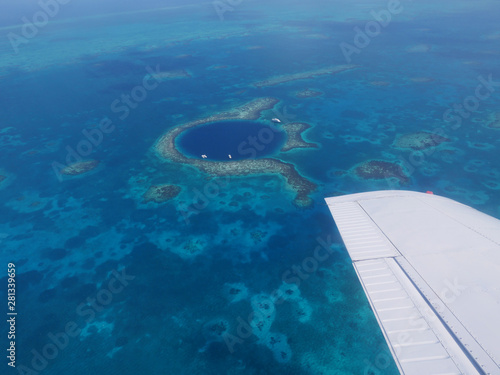 Belize Great Blue Hole Lighthouse Reef Atoll Doline Karibik Riff Karibisches Meer Mittelamerika Zentralamerika Tauchen Rundflug Flug Tauchgebiet Top 10 Korallenriff Korallen Weltnaturerbe Attraktion  photo