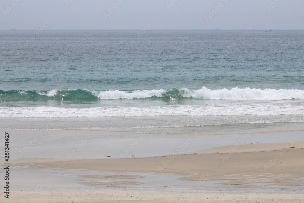 綺麗な海の波と砂浜
