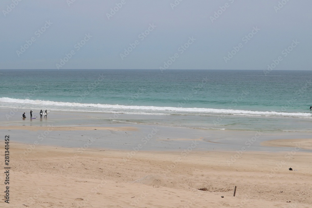 綺麗な海の波と砂浜