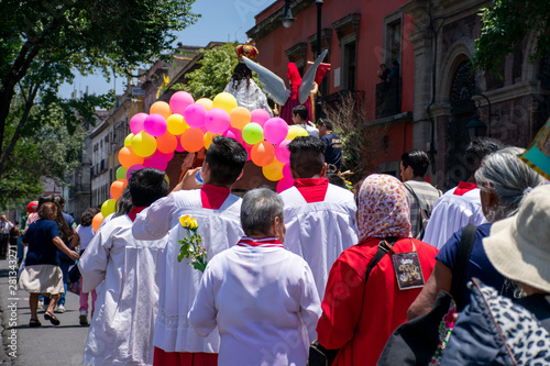 Tableau sur toile Peregrinación católica con acólitos o monaguillos en una calle de la Ciudad de M
