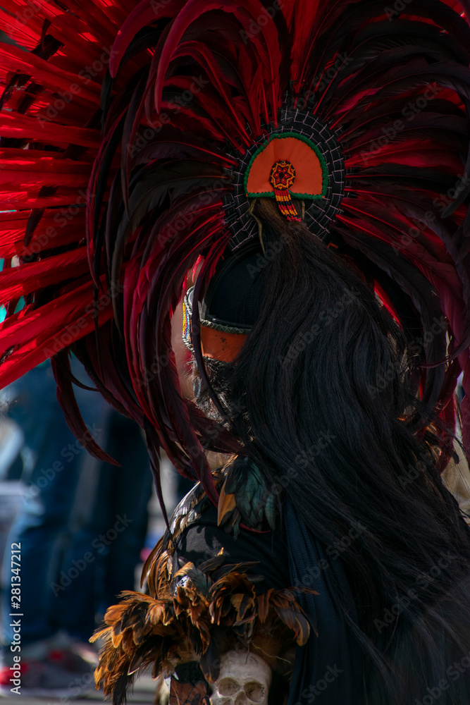 Danzante Azteca con su gran penacho de plumas rojas y ornamentos Stock  Photo