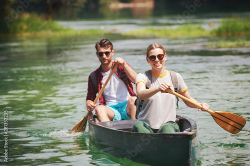 Foto couple of explorers conoining on wild river