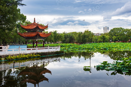 фотографія Chinese pavilion reflected in Green lake in Kunming