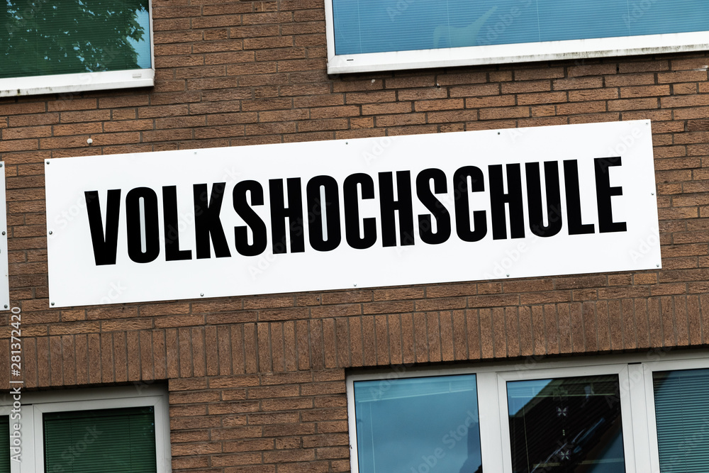 Obraz premium Volkshochschule Eingangsschild