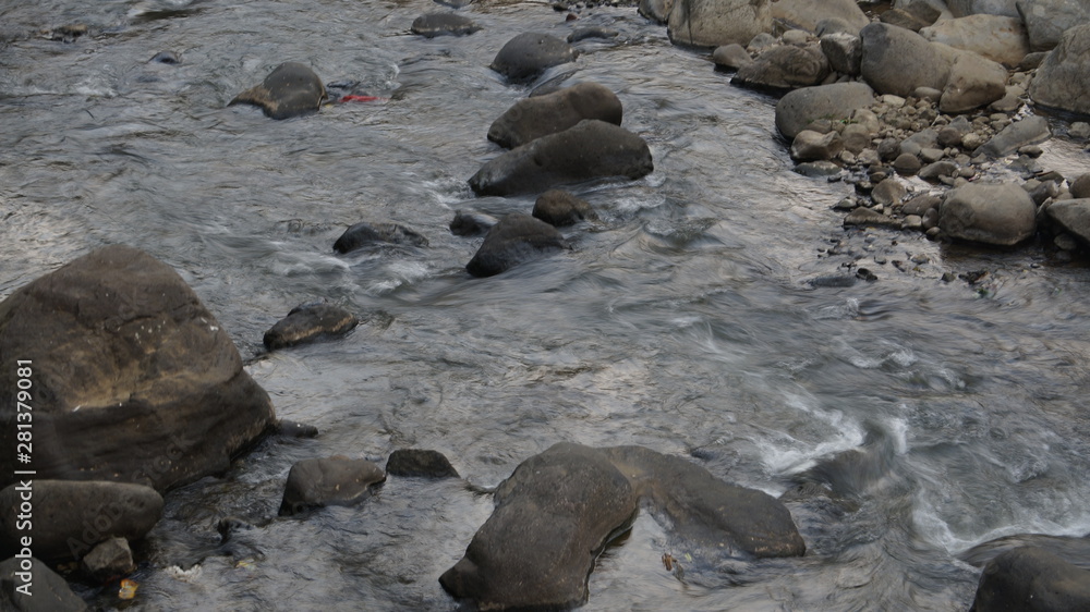 Obraz premium rocks in the river