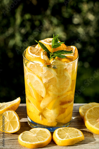 Foto erfrischender zitronensaft mit minze als durstlöscher bei heißen sommertagen