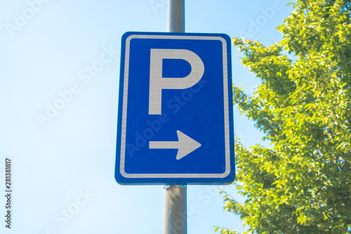 Dutch road sign park on right