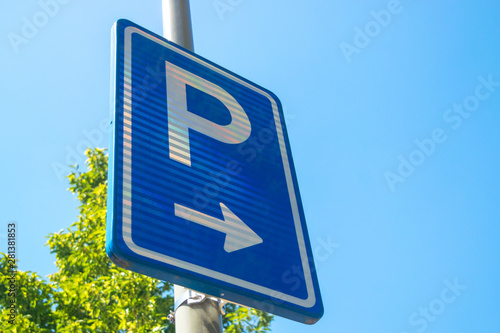 Dutch road sign park on right