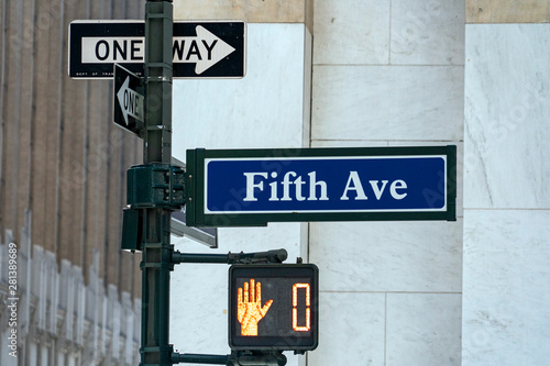 Fotografia fifth avenue sign new york