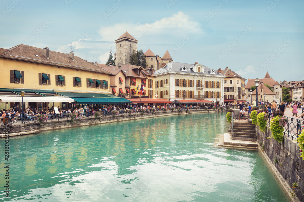 Obraz premium Tourists enjoying view of Annecy Old town, France