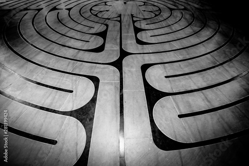 Labyrinthe abstrait au sol  