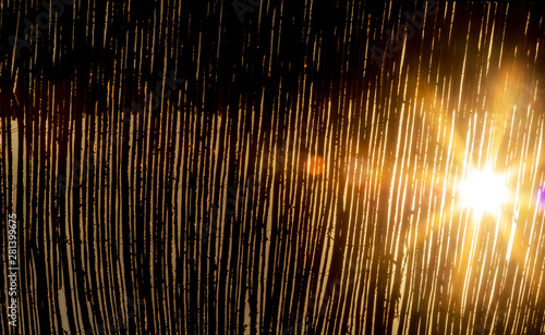 El sol de verano se cuela por un techado de cañizo formando haces de luz