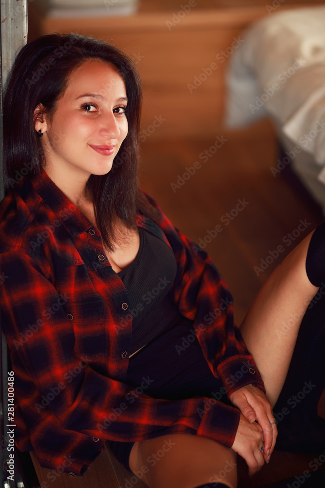Jeune femme souriante et sexy se reposant Jeune femme souriante et sexy se reposant