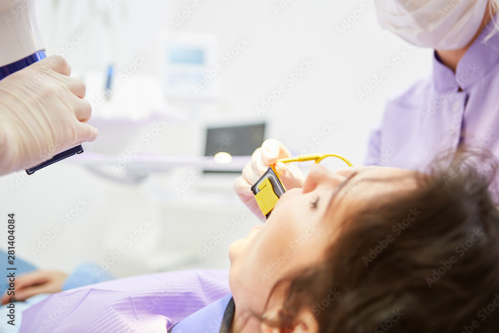 Zahnarzt beim Röntgen von Zahn einer Patientin Zahnarzt beim Röntgen von Zahn einer Patientin