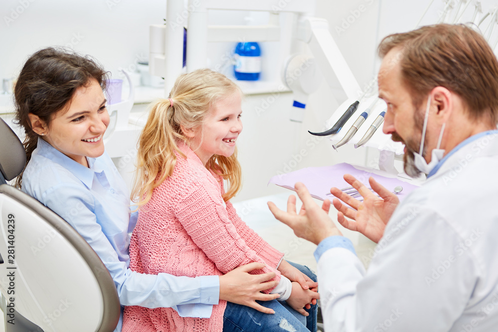 Zahnarzt erklärt Kind und Mutter Behandlung Zahnarzt erklärt Kind und Mutter Behandlung
