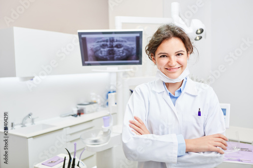 Zahnarzthelferin in der Ausbildung in der Arztpraxis photo