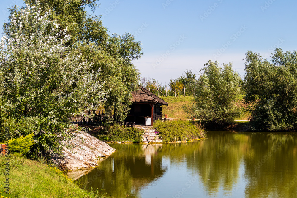 Obraz premium Small wooden house by the lake 
