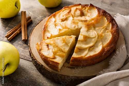 Valokuva Homemade apple pie on wooden table.