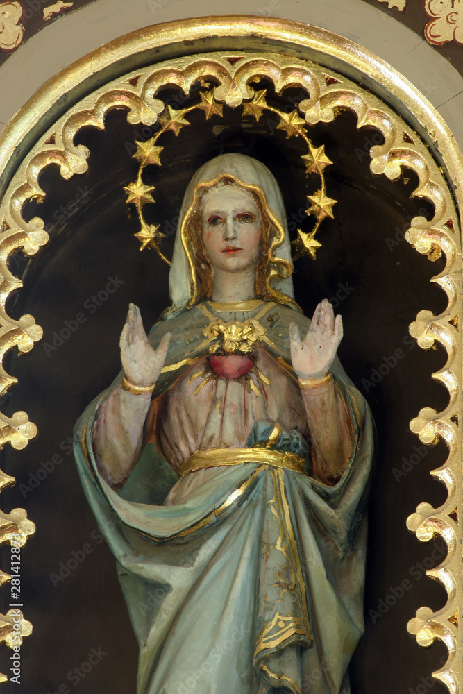 Obraz premium Immaculate Heart of Mary, statue on the altar of the Visitation of Mary in the church of the Saint Peter in Ivanic Grad, Croatia