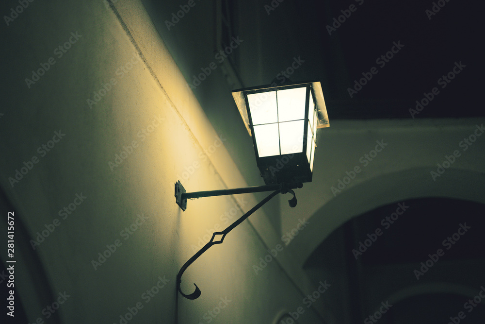 Lampe leuchtet in der Nacht Lampe leuchtet in der Nacht