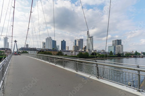 Obraz na płótnie Frankfurt im Sommer, Fluss, Frankfurt, Hochhäuser, Main, Skyline, Sommer w salonie