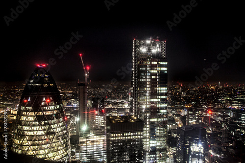 Vue de la City à Londres à travers un gratte ciel photo