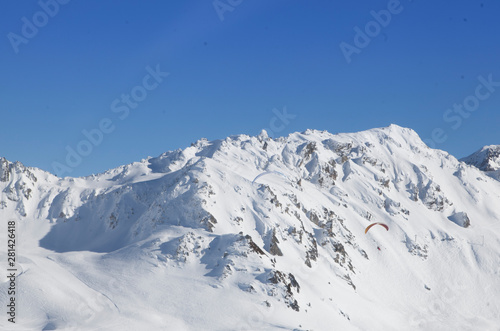 Vue aérienne de paysages enneigés dans les alpes