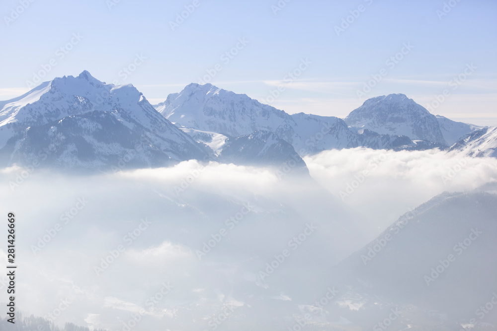 Vue aérienne de paysage montagneux enneigés dans les alpes
