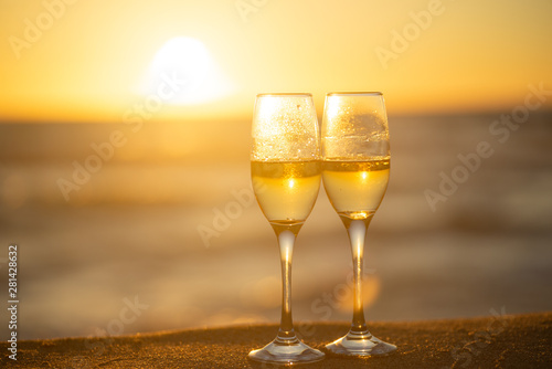 ビーチとワイングラス
