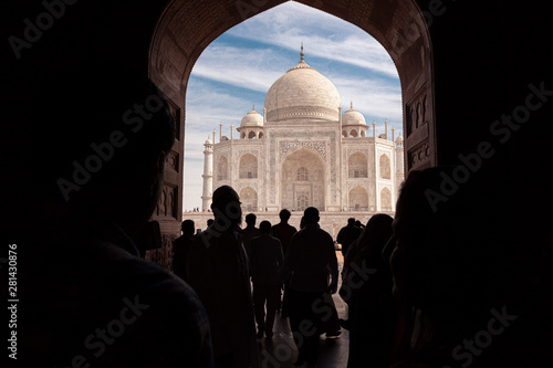 Obraz na płótnie tourists silhouette on taj mahal india w salonie