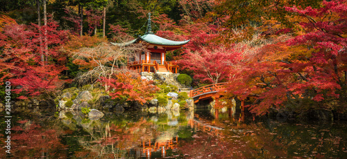 Fototapeta Świątynia Daigoji i jesienne drzewa klonowe w sezonie momiji, Kioto, Japonia