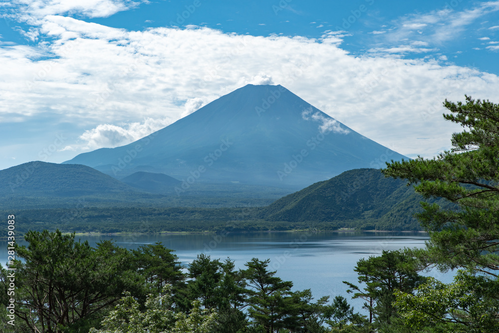 本栖湖からの夏の富士山