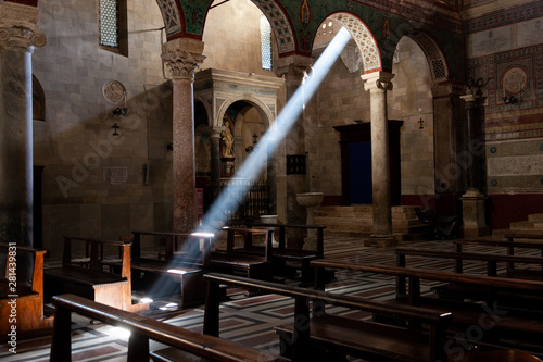 Tableau sur toile Un raggio di sole invade la chiesa