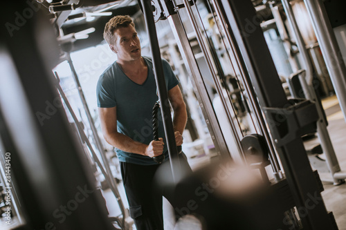 Young sporty man working ou...