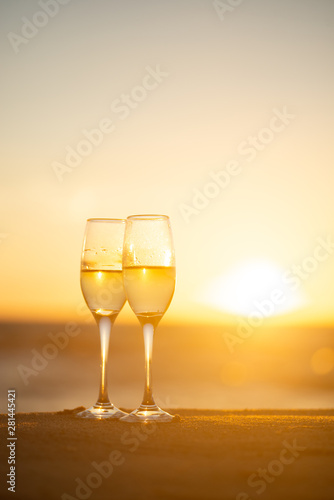 ビーチとワイングラス