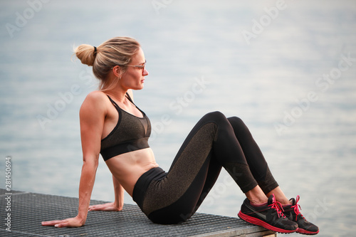 Jeune femme admirant le lac Léman après le sport photo