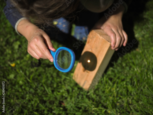 the child burns a magnifying glass