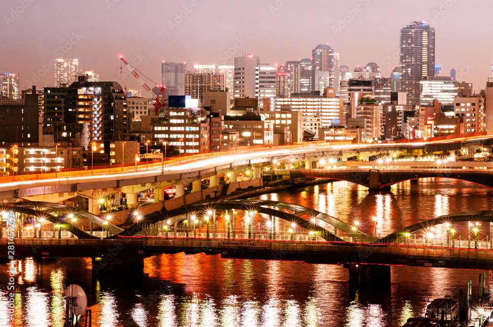 Naklejka premium Nocne ujęcie rzeki Sumida i mostu Umaya Bashi-Kuramae Bashi. Tokio-Japonia