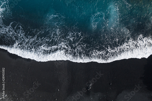 Plage volcanique sable noir drone île de La Palma aux Canaries photo