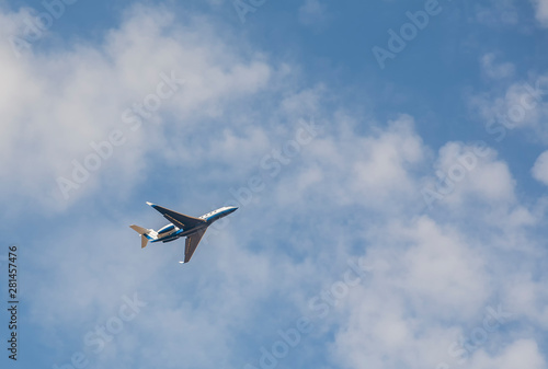 Avión Jet despegando hacia el cielo