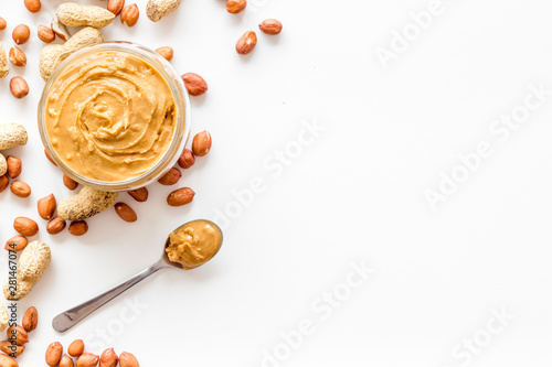 Fotografi peanut butter for cooking breakfast at home on white background top view mock up