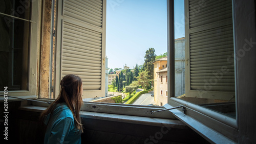 Photography Rome vue sur jardin avec femme fenêtre